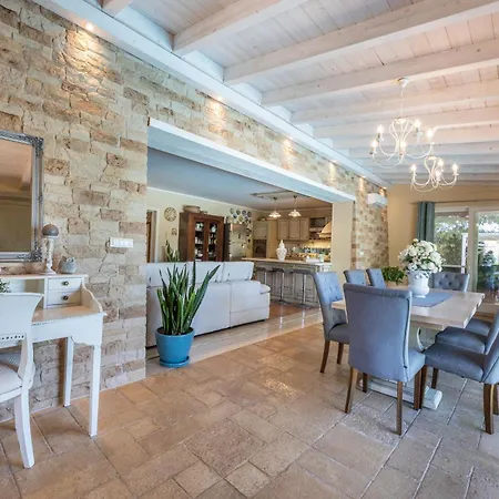 Pietraluce Villa Torre Suda